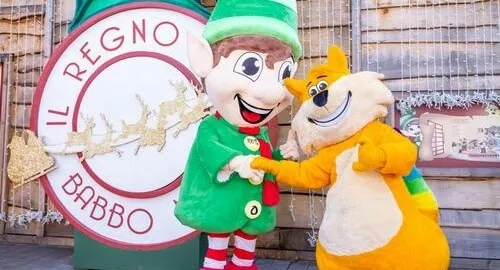 Gattobaleno, la mascotte di Magicland, incontra l'elfo del Regno di Babbo Natale