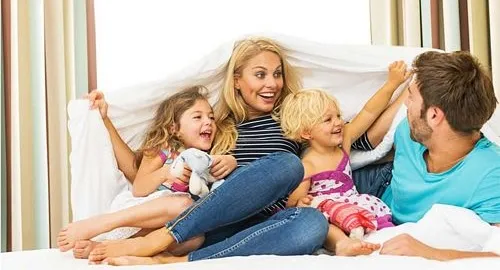Famiglia in hotel vicino al parco giochi Rainbow Valmontone